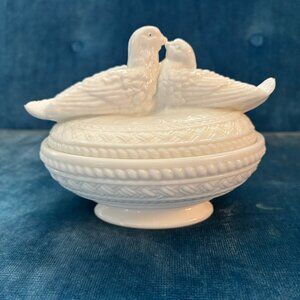 Westmoreland "Kissing Lovebirds" on Nest